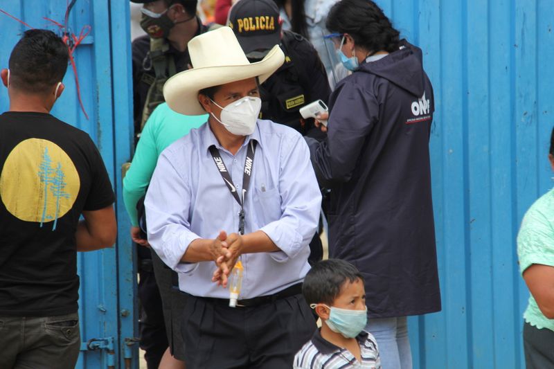 &copy; Reuters. Pedro Castillo do lado de fora de local de votação em Cajamarca, no Peru