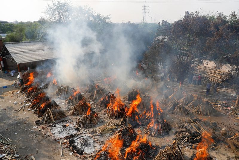 &copy; Reuters. FILE PHOTO: Mass cremation of those who died from COVID-19, at a crematorium in New Delhi