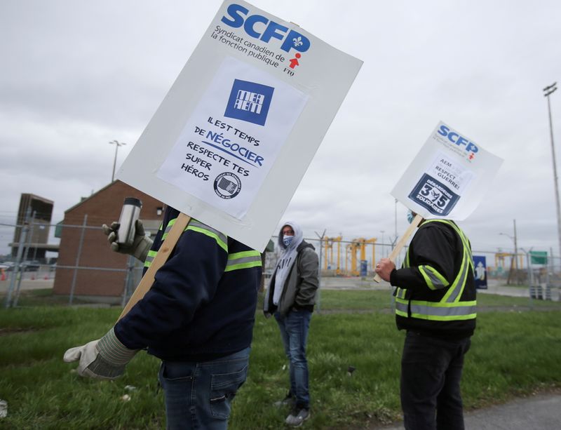 &copy; Reuters. FILE PHOTO: Longshore workers strike in front of Port of Montreal in Montreal
