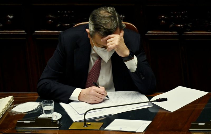 &copy; Reuters. FILE PHOTO: Italy&apos;s Draghi presents recovery plan to parliament in Rome