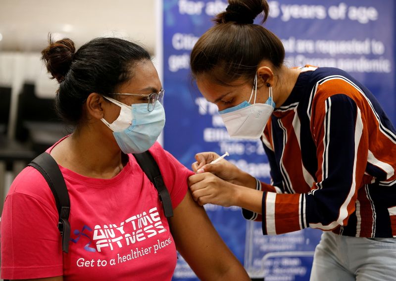&copy; Reuters. Le Serum Institute of India, qui fabrique le vaccin contre le coronavirus d'AstraZeneca, prévoit de lancer la production de vaccins dans d'autres pays, car il peine à respecter les engagements d'approvisionnement, a déclaré son directeur général au 