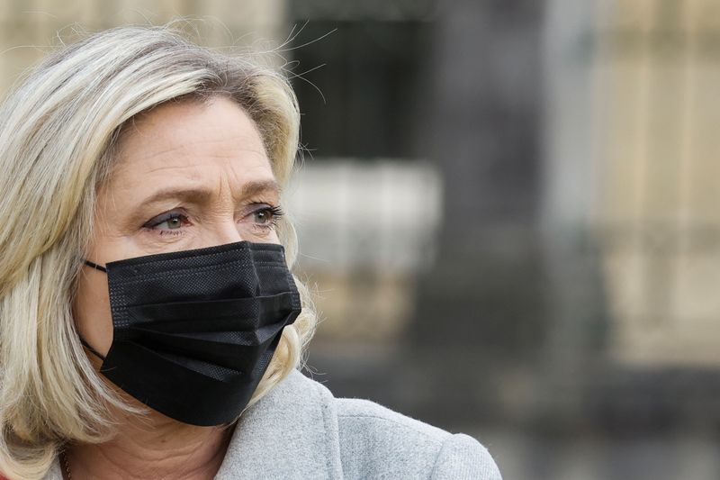 &copy; Reuters. Marine Le Pen, qui lance ce samedi la campagne de son mouvement le Rassemblement National pour les élections régionales, a prédit le chaos en cas de réélection d'Emmanuel Macron lors de la présidentielle l'an prochain. /Photo prise le 30 avril 2021/