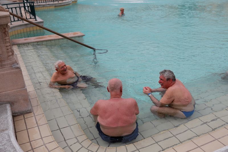 &copy; Reuters. Bathers relax at the Szechenyi thermal bath as the coronavirus disease (COVID-19) restrictions are eased in Budapest