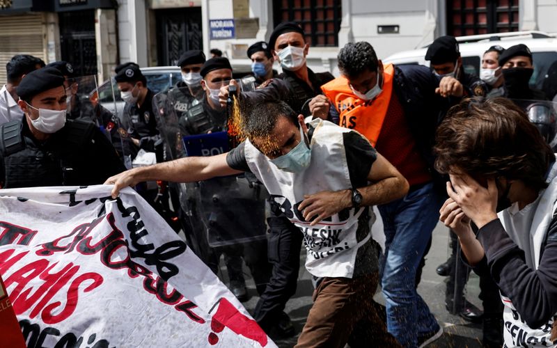 &copy; Reuters. الشرطة التركية تعتقل المئات خلال مسيرات مخالفة لقيود العزل العام في عيد العمال