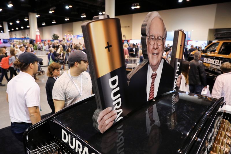 © Reuters. FILE PHOTO: Shareholders shop for discounted products at the annual Berkshire Hathaway shareholder meeting in Omaha