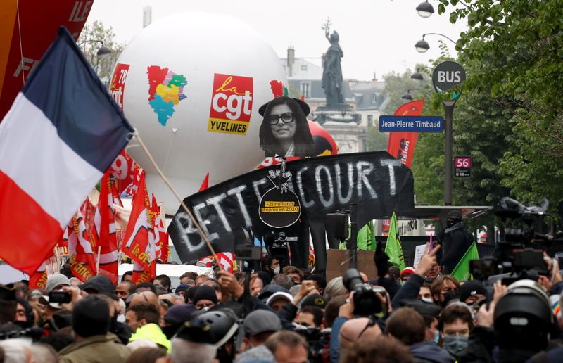 &copy; Reuters. A Paris. Des milliers de personnes ont défilé à travers la France samedi à l'occasion de manifestations organisées pour le 1er mai à l'appel de plusieurs organisations syndicales, notamment à Paris où des heurts ont éclaté avec les forces de l'o