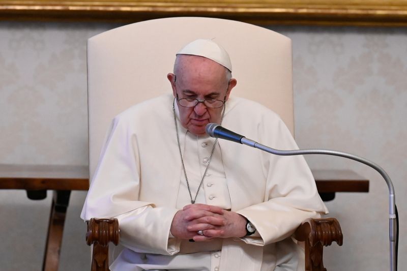 &copy; Reuters. FILE PHOTO: Pope Francis holds weekly general audience at the Vatican