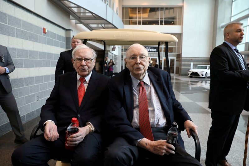 &copy; Reuters. FILE PHOTO: FILE PHOTO: Berkshire Hathaway Chairman Warren Buffett (left) and Vice Chairman Charlie Munger at the annual Berkshire shareholder shopping day in Omaha