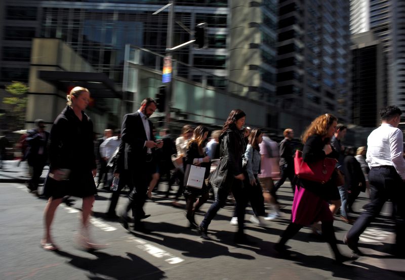 &copy; Reuters. FILE PHOTO: Office workers and shoppers walk through Sydney&apos;s central business district in Australia