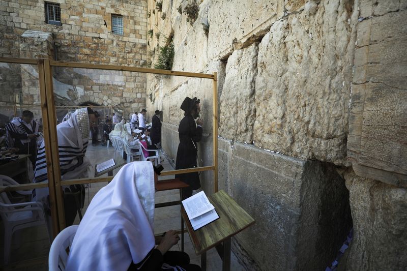 © Reuters. Israel observes a day of mourning after dozens were crushed to death at a religious festival