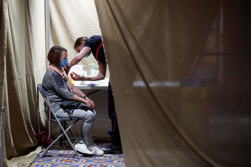 &copy; Reuters. Le porte-parole du gouvernement français, Gabriel Attal, s'est dit confiant dimanche dans l'efficacité de l'actuelle campagne de vaccination dans le pays, qui permettra selon lui d'atteindre les objectifs fixés. /Photo prise le 24 avril 2021/REUTERS/Be