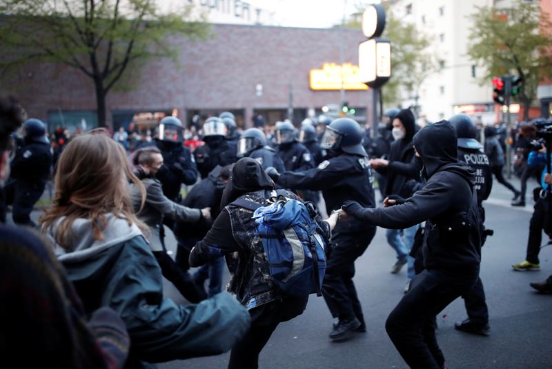 &copy; Reuters. Environ 30.000 manifestants ont défilé à l'occasion du 1er-Mai samedi à Berlin, où des heurts ont éclaté, faisant une trentaine de blessés dans les rangs des forces de l'ordre, a rapporté la police. /Photo prise le 1er mai 2021/REUTERS/Axel Schmi