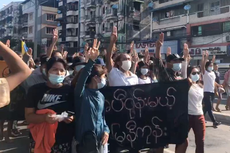 © Reuters. People protest in Hlaing Township, Yangon