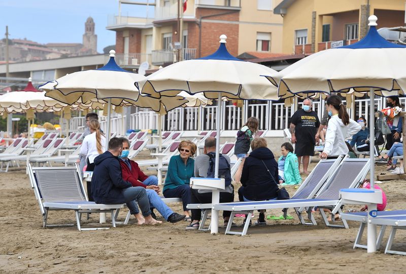 &copy; Reuters. Beaches in Tuscany open after the easing of COVID-19 restrictions, in Castiglione della Pescaia
