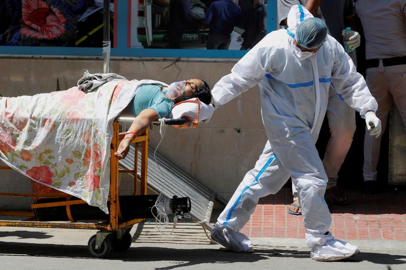 &copy; Reuters. FILE PHOTO: Outbreak of the coronavirus disease (COVID-19) in New Delhi