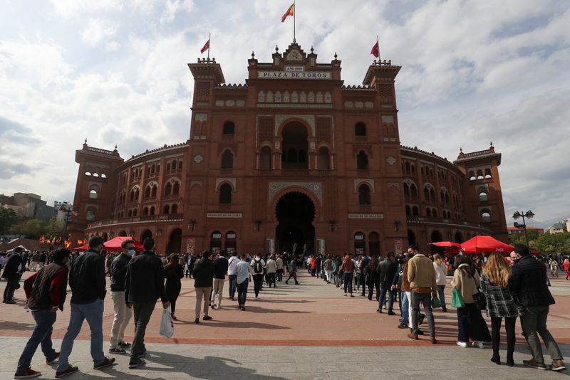 &copy; Reuters. People wait outside Las Ventas bullring ahead of the first bullfight since the start of the COVID-19 pandemic, in Madrid