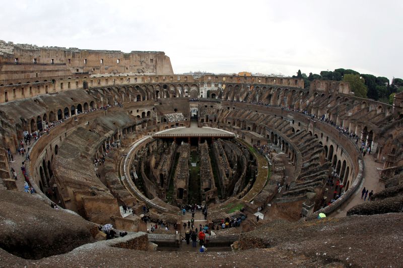 &copy; Reuters. FILE PHOTO: People visit Rome&apos;s ancient Colosseum