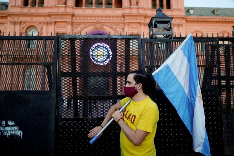 &copy; Reuters. FILE PHOTO: FILE PHOTO: Protest against COVID-19 lockdown measures in Buenos Aires