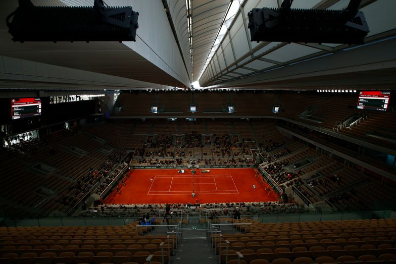 &copy; Reuters. Tous les courts du tournoi de tennis de Roland-Garros pourront accueillir des spectateurs dans la limite de 35% de leur capacité, avec un plafond de 1.000 personnes, pendant la première phase de la compétition, a déclaré dimanche Jean-Michel Blanquer