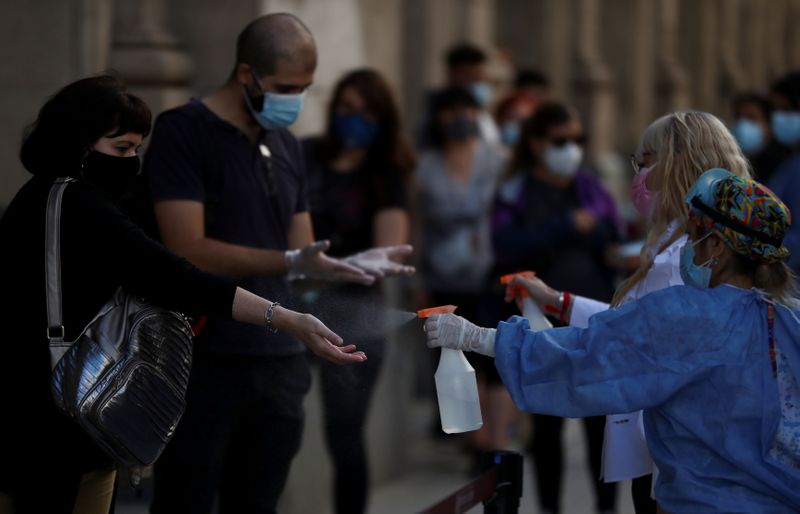 &copy; Reuters. A Buenos Aires. Le nombre total de contaminations au coronavirus en Argentine depuis le début de l'épidémie a dépassé dimanche le seuil des 3 millions, tandis que les travailleurs médicaux font état d'hôpitaux fonctionnant au maximum de leurs capa