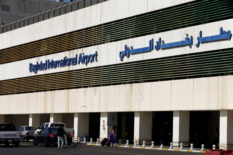 &copy; Reuters. Au moins deux roquettes se sont abattues dimanche dans le périmètre de l'aéroport international de la capitale irakienne Bagdad, a rapporté l'armée irakienne, précisant que l'une des roquettes avait été interceptée et avait échoué près de l'a