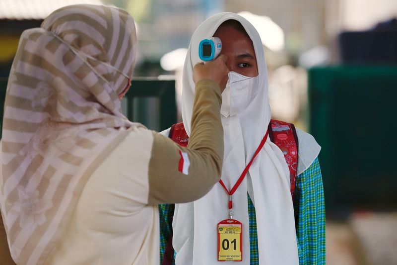 &copy; Reuters. Schools reopen amid coronavirus disease (COVID-19) outbreak in Bekasi, Indonesia