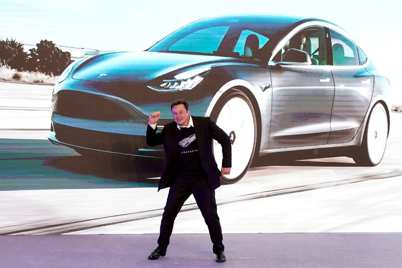 &copy; Reuters. Il Ceo di tesla Elon Musk balla sul palco durante la presentazione della Tesla Model 3