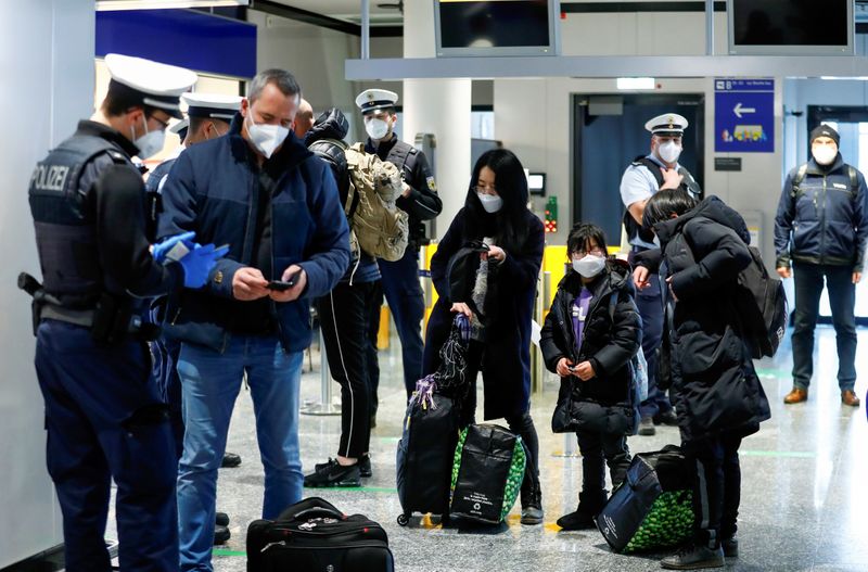 &copy; Reuters. FILE PHOTO: Federal police officers check flight passengers arriving from Britain at Frankfurt Airport