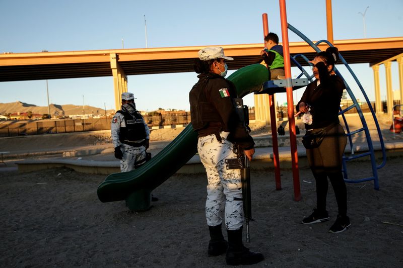 &copy; Reuters. Members of the Mexican National Guard ask people to leave a park, on the side of the Rio Bravo river, as they try to control the influx of migrants crossing toward the U.S., in Ciudad Juarez