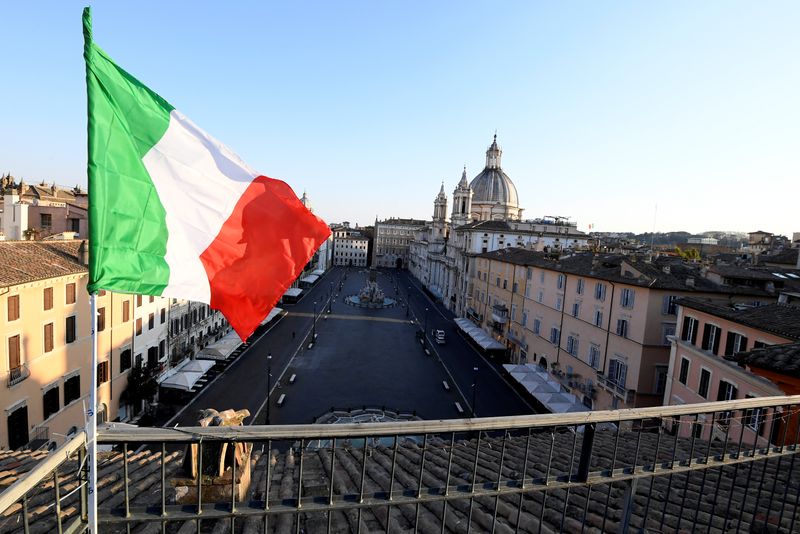 &copy; Reuters. Una bandiera italiana sventola in Piazza Navona, a Roma, il 4 aprile 2020. REUTERS / Alberto Lingria