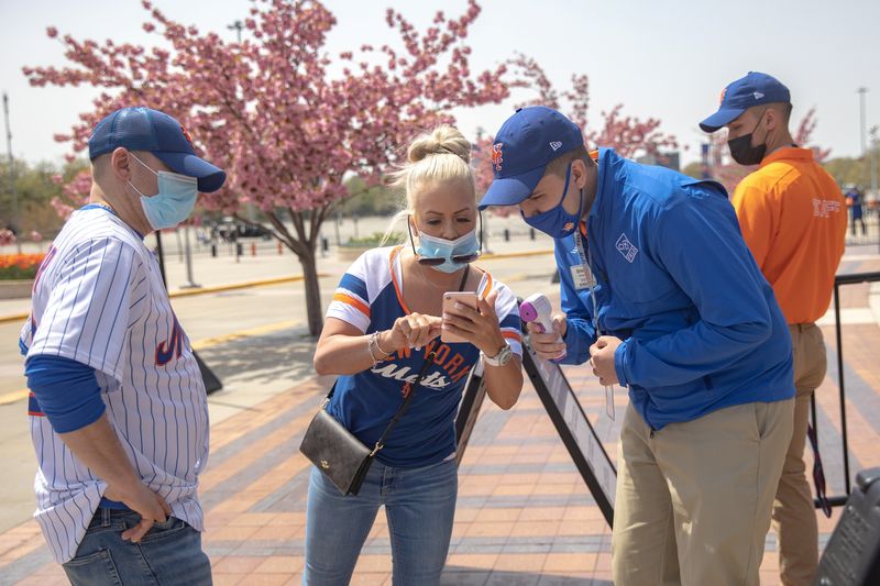 &copy; Reuters. Fans arrive for a New York Mets game amid the coronavirus disease (COVID-19) pandemic, in Queens, New York