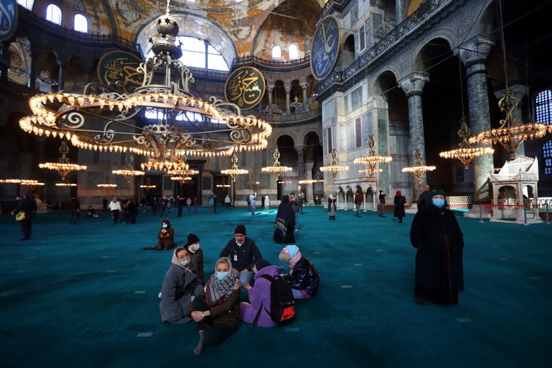 Analysis: Prospects fading, Turkey hopes lockdown rescues tourism season