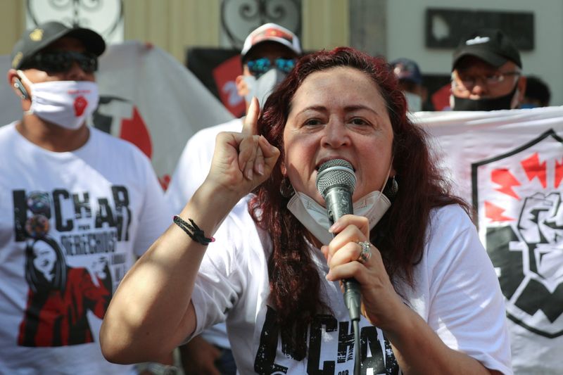 &copy; Reuters. FILE PHOTO: Mexican labor lawyer Susana Prieto leads a demonstration with supporters and workers outside an office of the Chihuahua state government in Mexico City