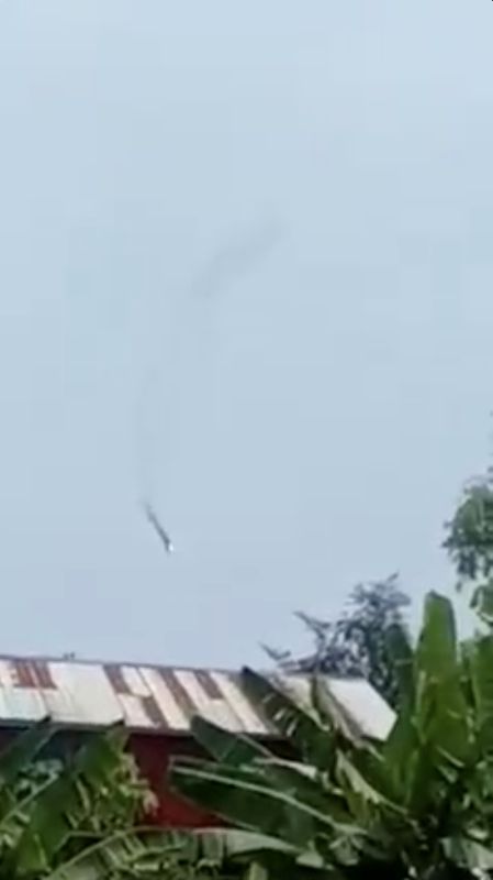 © Reuters. سقوط طائرة هليكوبتر عسكرية في ميانمار يوم الاثنين. صورة لرويترز من فيديو على مواقع التواصل الاجتماعي يحظر إعادة بيعها أو حفظها في الأرشيف  