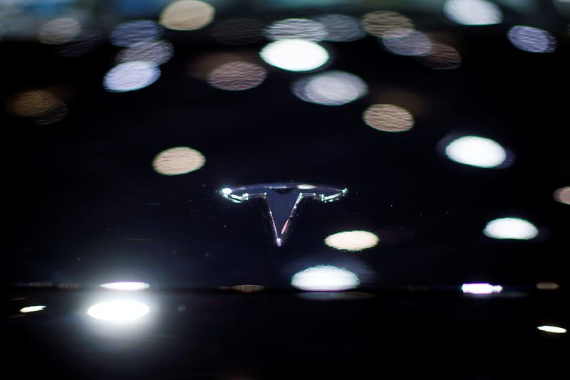&copy; Reuters. Tesla est à suivre lundi à la Bourse de New York. Le constructeur automobile, qui fait l'objet d'une surveillance en Chine en raison de plaintes relatives à la sécurité et au service clientèle, opère un changement de stratégie en étoffant son éq