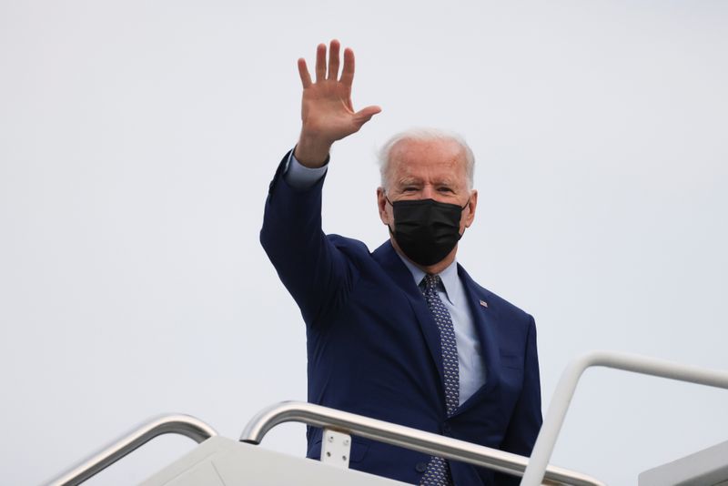 &copy; Reuters. FILE PHOTO: U.S. President Joe Biden waves as he boards Air Force One after attending the Democratic National Committee&apos;s &quot;Back on Track&quot; drive-in car rally, in Georgia