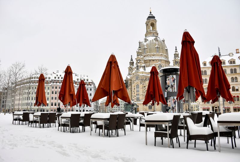 &copy; Reuters. FILE PHOTO: Snow covered restaurant tables in Dresden