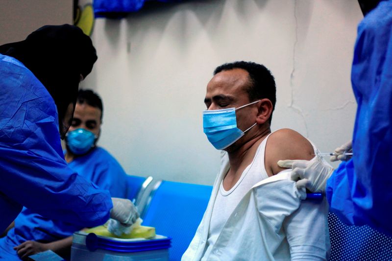 &copy; Reuters. رجل يتلقى تطعيما ضد فيروس كورونا في تعز باليمن يوم 27 أبريل نيسان 2021. تصوير: أنيس مهيوب - رويترز  