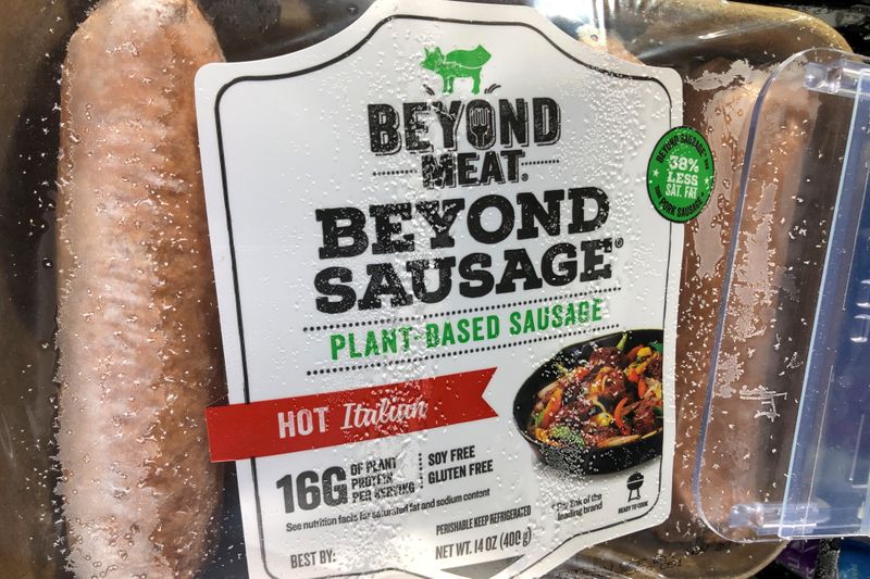 &copy; Reuters. FILE PHOTO: Vegetarian sausages from Beyond Meat Inc, the vegan burger maker, are shown for sale at a market in Encinitas, California