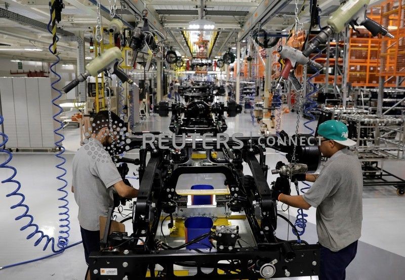 &copy; Reuters. Homens trabalham em linha de montagem de caminhões da Mercedes Benz em São Bernardo do Campo, SP
27/03/2018 REUTERS/Paulo Whitaker