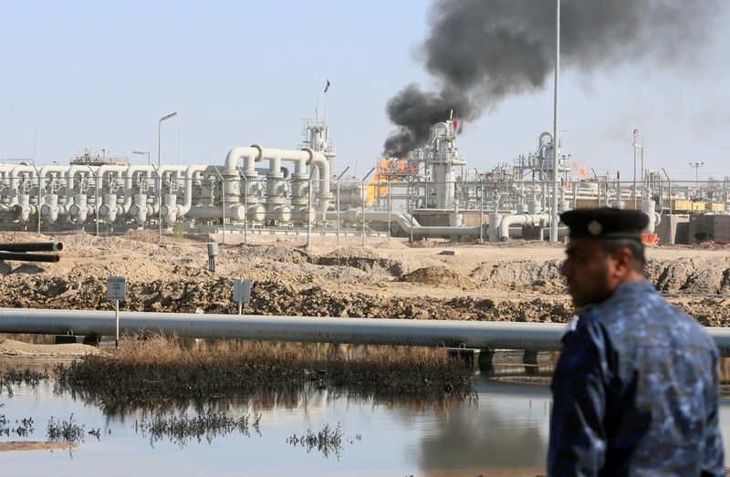&copy; Reuters. Imagen de archivo de un policía en el campo petrolero West Qurna-1, que es operado por ExxonMobil, en Basora, Irak. 9 de enero, 2020. REUTERS/Essam al-Sudani/Archivo