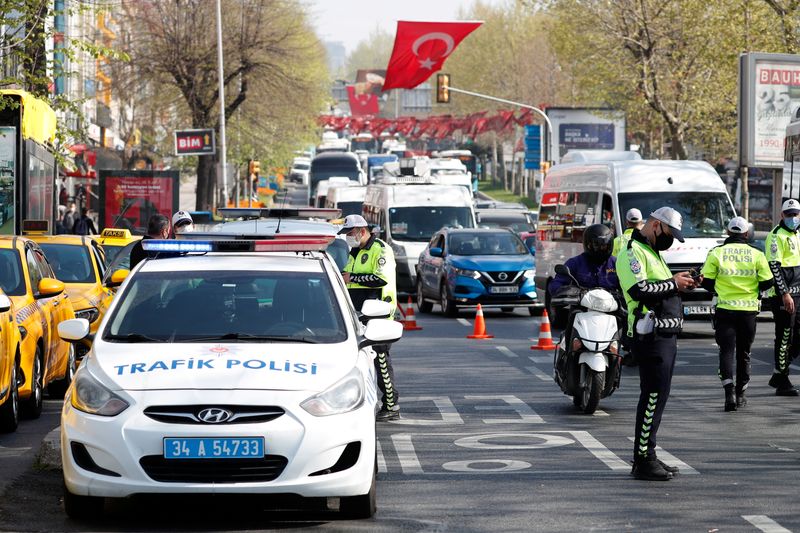 &copy; Reuters. Policiais fazem blitz em Istambul durante "fechamento completo" decretado nacionalmente por causa da Covid-19
 30/4/2021 REUTERS/Murad Sezer