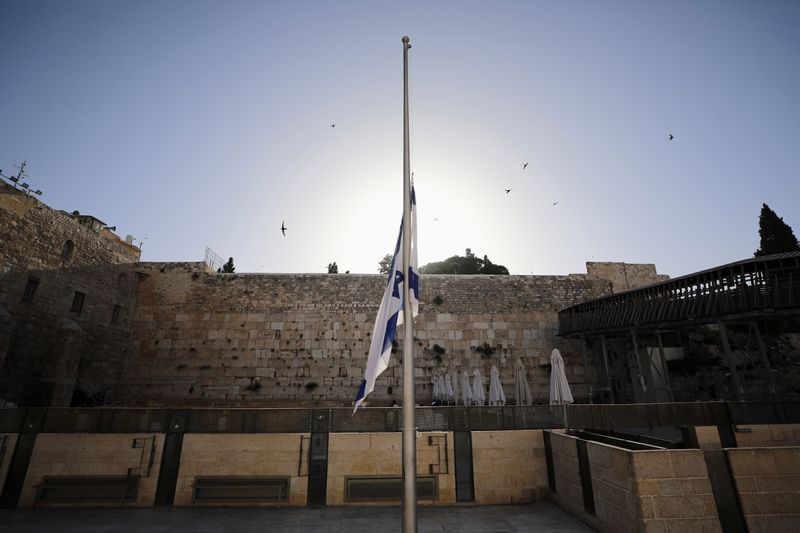 © Reuters. العلم الإسرائيلي منكس في حداد بالقدس يوم الاحد. تصوير: عمار عوض - رويترز. 