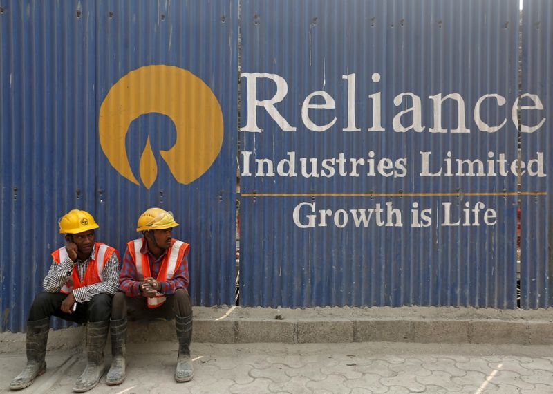 &copy; Reuters. شعار شركة ريلاينس اندستريز الهندية في مومباي بصورة من أرشيف رويترز.
