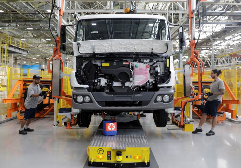 &copy; Reuters. Imagen de archivo de empleados trabajando en una línea de montaje para construir camiones en una planta de producción de camiones y autobuses de Mercedes Benz en Sao Bernardo do Campo, Brasil. 27 de marzo, 2018. REUTERS/Paulo Whitaker/Archivo