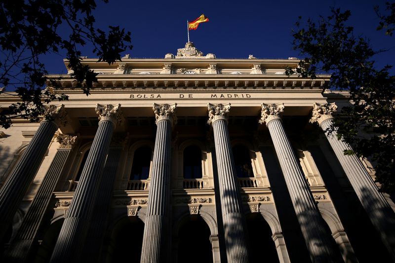 &copy; Reuters. FOTO DE ARCHIVO: Una bandera española ondea sobre la Bolsa de Madrid
