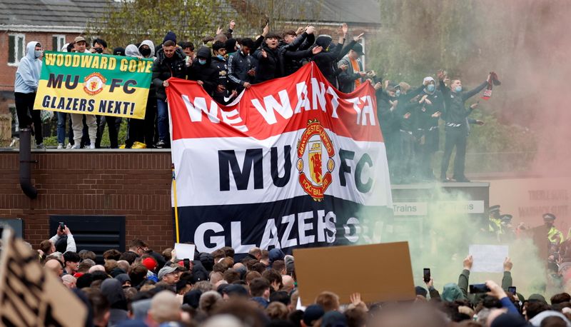 &copy; Reuters. Torcedores do Manchester United protestam contra proprietários do clube
02/05/2021 REUTERS/Phil Noble