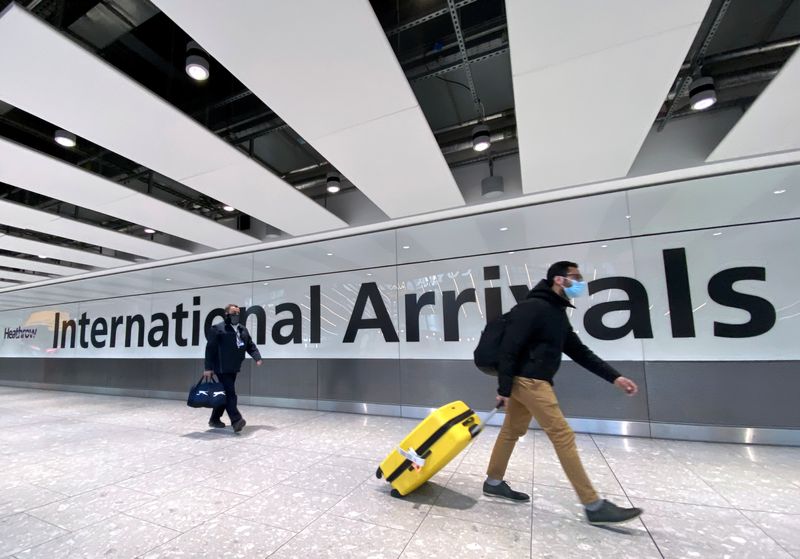 &copy; Reuters. مسافرون في مطار بلندن يوم 13 فبراير شباط 2021. تصوير: توبي ميلفيل - رويترز.