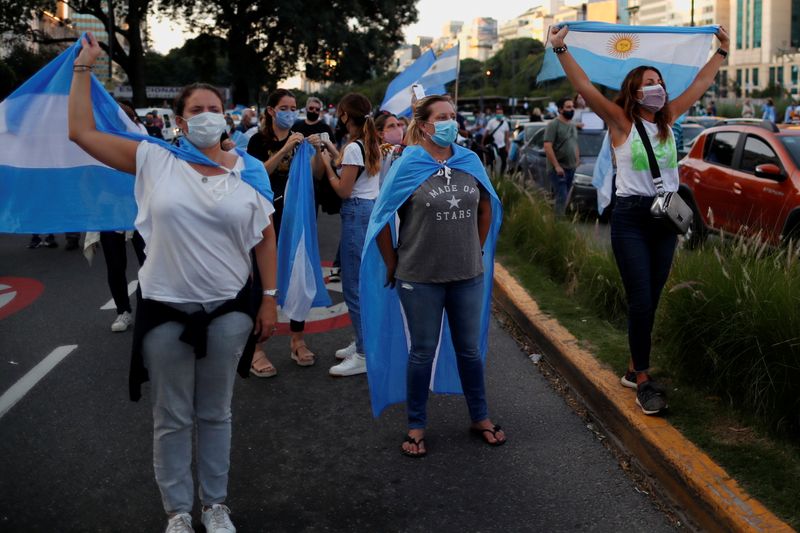 &copy; Reuters. Manifestantes protestam contra medidas de lockdown em Buenos Aires
17/04/2021
REUTERS/Agustin Marcarian