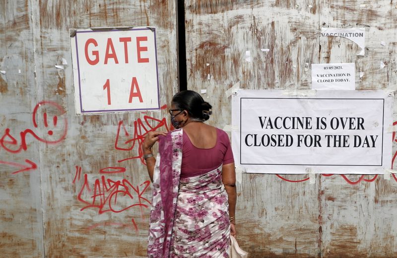 &copy; Reuters. Puerta de centro de vacunación contra el coronavirus, Mumbai, India, 3 mayo 2021.
REUTERS/Francis Mascarenhas